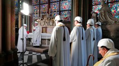 V katedrále Notre-Dame sa konala prvá bohoslužba od požiaru. Všetci zúčastnení mali prilby