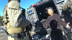 Policajti si pri razii pomýlili dom. Seniorka teraz dostane poriadne tučné odškodné