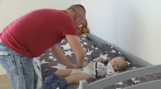 Muži by od mája mohli poberať materskú bez komplikácií. Poisťovňa to tak zatiaľ nevidí