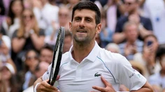 Djokovič nastúpi v semifinále dvojhry vo Wimbledone proti Shapovalovovi