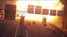 VIDEO: Obrovská explózia a požiar. Z prevrátenej dodávky sa razom stala horiaca guľa