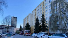 Po výbuchu v paneláku v Považskej Bystrici evakuovali 26 ľudí, statik im povolil vrátiť sa domov