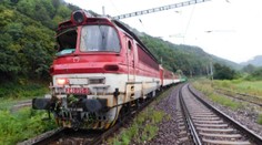 Muž položil na koľaje betónový blok, narazil doň rýchlik. Následky mohli byť katastrofálne