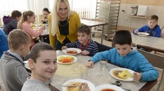 Vekovo sú ako deti v základnej škole, ale dotáciu na obedy v máji nedostanú. To však nie je všetko