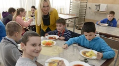 Vekovo sú ako deti v základnej škole, ale dotáciu na obedy v máji nedostanú. To však nie je všetko