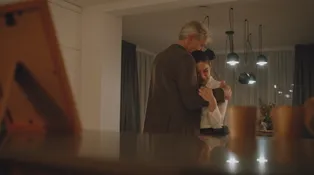 Oto sa dozvie o Erikinom znásilnení. Sľúbi jej jednu vec