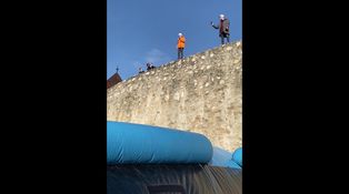 Exkluzívne zábery z nakrúcania: Skok z hradného múra