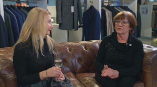 Stará mama zasahuje pri výbere vnukovho obleku