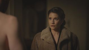 Lena stuhne. René urobí gesto, ktorým prezradí, že to vie
