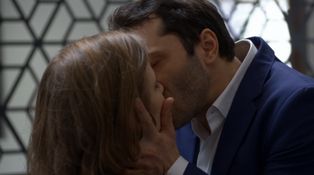 Alex a Ema sa oddali vášni na stole