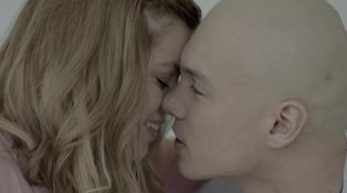 Červené pásky ukážka - Leo má rád Emu, má Ema rada Lea?