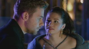 Max v klube po boku krásnej ženy Max v klube po boku krásnej ženy