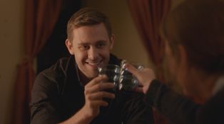 Max a Eva sa pri víne zbližujú Max a Eva sa pri víne zbližujú