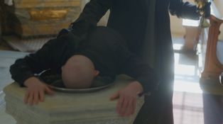 Max topí opitého farára Beňa Max topí opitého farára Beňa