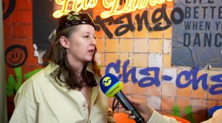 Návrhárka Terézia Feňovčíková musela outfit Adama Bardyho špeciálne upraviť