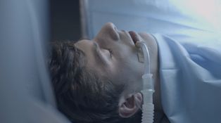 Červené pásky ukážka - Erik zomiera