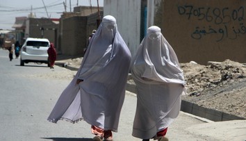 Ďalšia rana pre afganské ženy. Taliban im napriek sľubom opäť okliesnil práva
