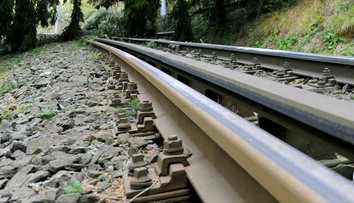 Pri Liptovskej Teplej sa vykoľajil rušeň, dopravu prerušili