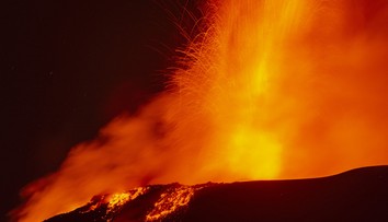 OBRAZOM: Etna dala o sebe opäť vedieť. Chrlila červenú lávu, kúdoly dymu dosahovali obrovskú výšku
