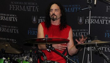 Bývalý člen kapely Megadeth Nick Menza skolaboval na pódiu a zomrel