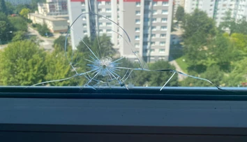 Rodine v Bratislave niekto prestrelil okno. Polícia ich šokovala s verziou, že dieru mohol vyďobať vták