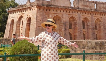 VIDEO: Exkandidátku na prezidenta Clintonovú zradili nohy. Takmer sa skotúľala zo schodov