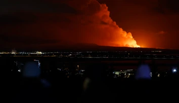 VIDEO: Na Islande vybuchla obávaná sopka. Valia sa z nej prúdy lávy, z ktorej stúpa dym