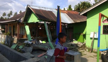 Po zemetrasení prišla trojmetrová cunami. V plnej sile zasiahla ostrov Sulawesi