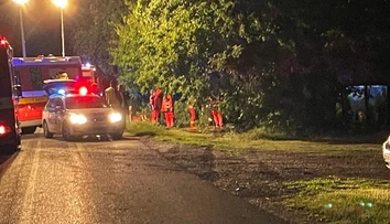 Mimoriadne tragická havária pri Galante. Náraz do stromu neprežili traja mladí ľudia