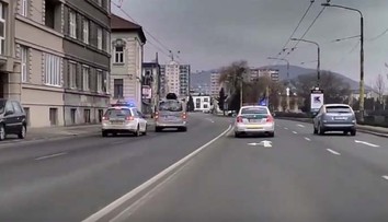 Arogantný vodič unikal košickým policajtom. Rútil sa v protismere aj po chodníkoch