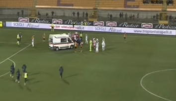 Zápas v Lecce trval iba päť sekúnd. Prerušili ho po tom, čo hráč upadol do bezvedomia