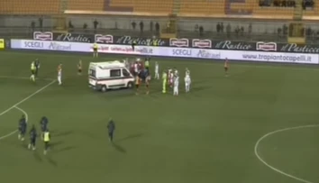 Zápas v Lecce trval iba päť sekúnd. Prerušili ho po tom, čo hráč upadol do bezvedomia