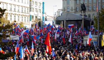 FOTO: Na Václavskom námestí v Prahe protestovali desiatky tisíc ľudí proti vláde Petra Fialu