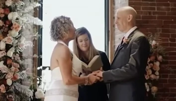 VIDEO: Muž s vážnou chorobou zabudol, že je ženatý. S manželkou sa tak znovu zobrali