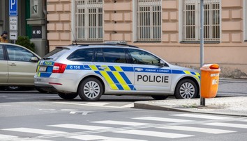 Českí policajti majú plné ruky práce. Stovky škôl dostali výhražný e-mail, že sú zamínované