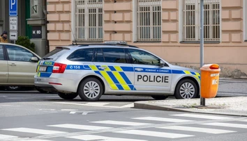 Českí policajti majú plné ruky práce. Stovky škôl dostali výhražný e-mail, že sú zamínované