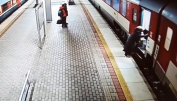 Video: Hrôzostrašná scéna na stanici v Trnave. Seniorka (73) chcela naskočiť na idúci vlak, ale spadla