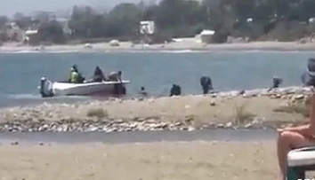 Na španielskej pláži sa za bieleho dňa pred zrakmi turistov vylodili pašeráci drog