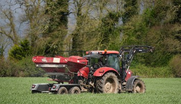Írsky farmár na svojom poli náhodou našiel 4-tisíc rokov starý „poklad“ z doby bronzovej