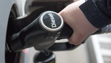 Pred jednou z čerpacích staníc v Rakúsku sa tvorili kolóny. Pumpa omylom predávala naftu za podstatne nižšiu cenu