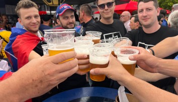 FOTO+VIDEO: Zisťovali sme, aké sú ceny občerstvenia pred zápasom Slovenska. Takúto sumu si pýtajú za pivo či klobásu