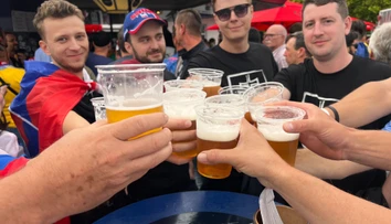 FOTO+VIDEO: Zisťovali sme, aké sú ceny občerstvenia pred zápasom Slovenska. Takúto sumu si pýtajú za pivo či klobásu