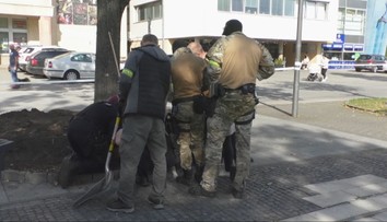 V rukách mali detektor kovov aj lopaty. Policajti sa vrátili na miesto atentátu na premiéra Roberta Fica
