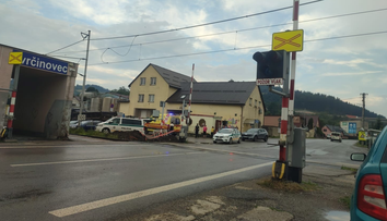 Vážna nehoda vo Svrčinovci. Chlapec (9) sa vybral do obchodu, zrazilo ho nákladné auto