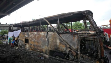 VIDEO: Na predmestí Bangkoku horel autobus plný školákov. Zrejme zahynulo 23 ľudí
