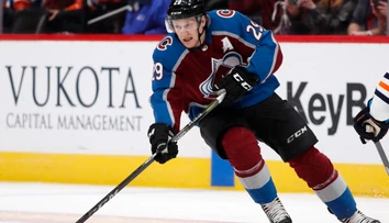 MacKinnon medzi hviezdami týždňa NHL, dopĺňajú ho ďalší mladíci