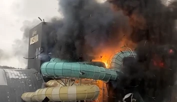 VIDEO: Vo švédskom zábavnom parku vypukol masívny požiar, sprevádzali ho aj výbuchy