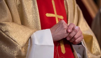 Škandál v Poľsku. Duchovní si na sexuálne orgie zavolali prostitúta, ten počas večierku odpadol