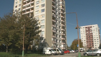 Susedia si to nevedia vysvetliť. Muž podozrivý z lúpeže pred policajtom vyskočil z okna bytovky