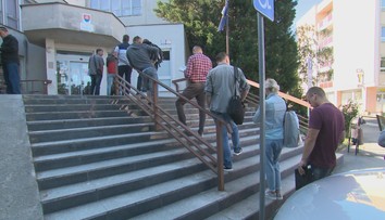 Chaos na dopravnom inšpektoráte v Nitre. Ľudia stoja v rade aj niekoľko hodín